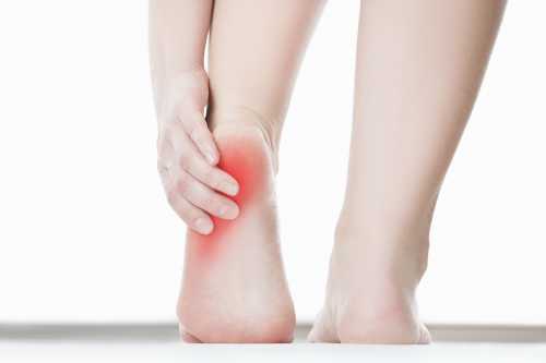 У женщины нередко болят ноги по причине гормональных изменений в организме